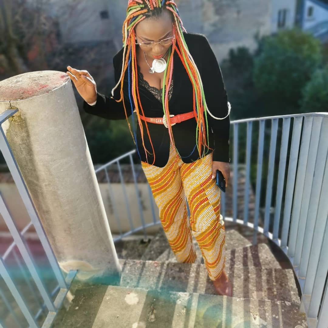 tinabes style- femme en tenue africaine dans des escaliers