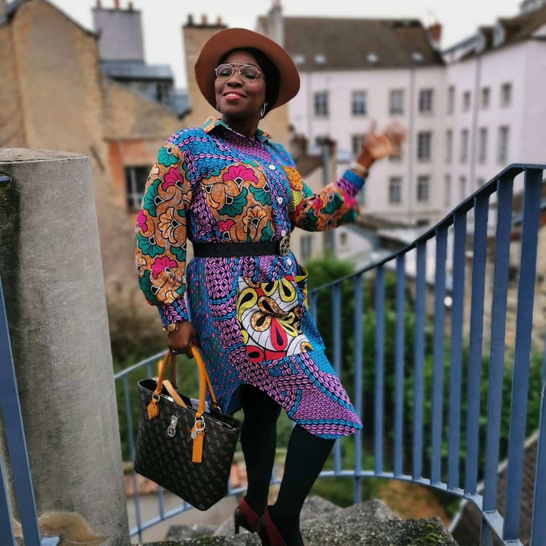 tinabes style- femme en tenue africaine dans des escaliers